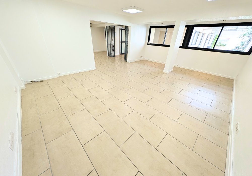 Local / Bureau à louer 90m² avec 3 parkings privés - LE CANNET