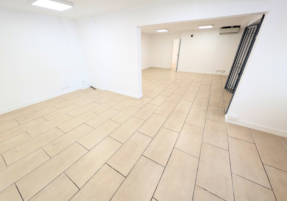 Local / Bureau à louer 90m² avec 3 parkings privés - LE CANNET