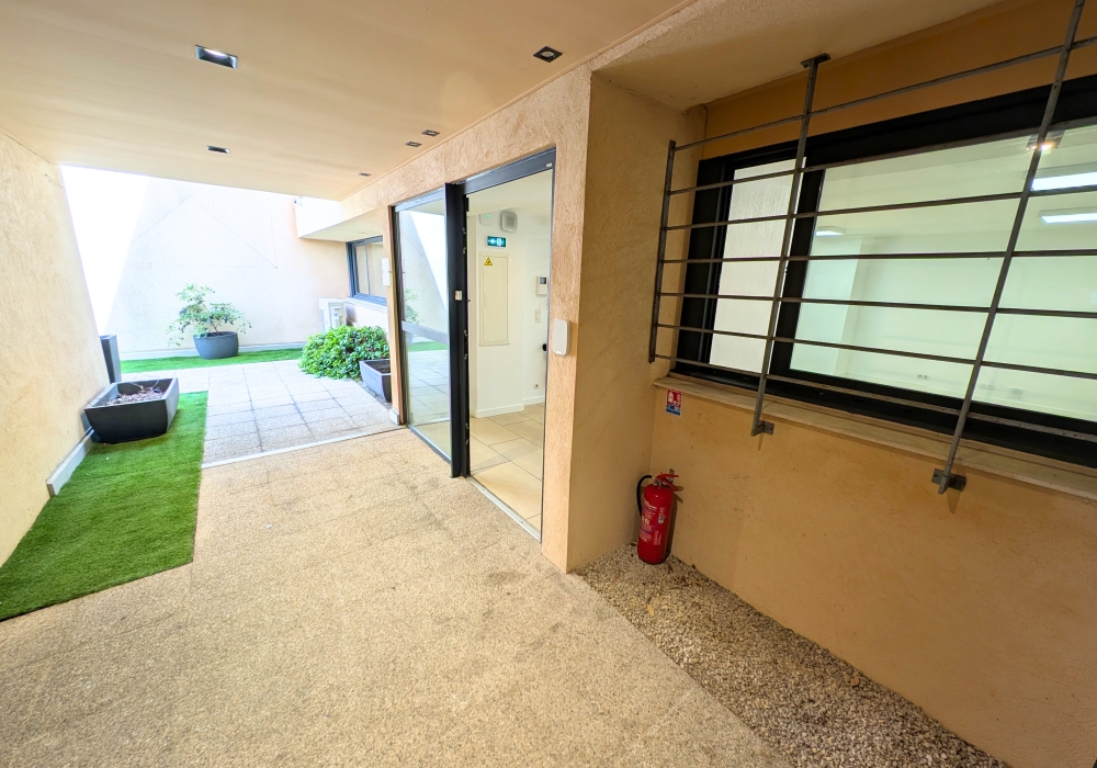 Local / Bureau à louer 90m² avec 3 parkings privés - LE CANNET