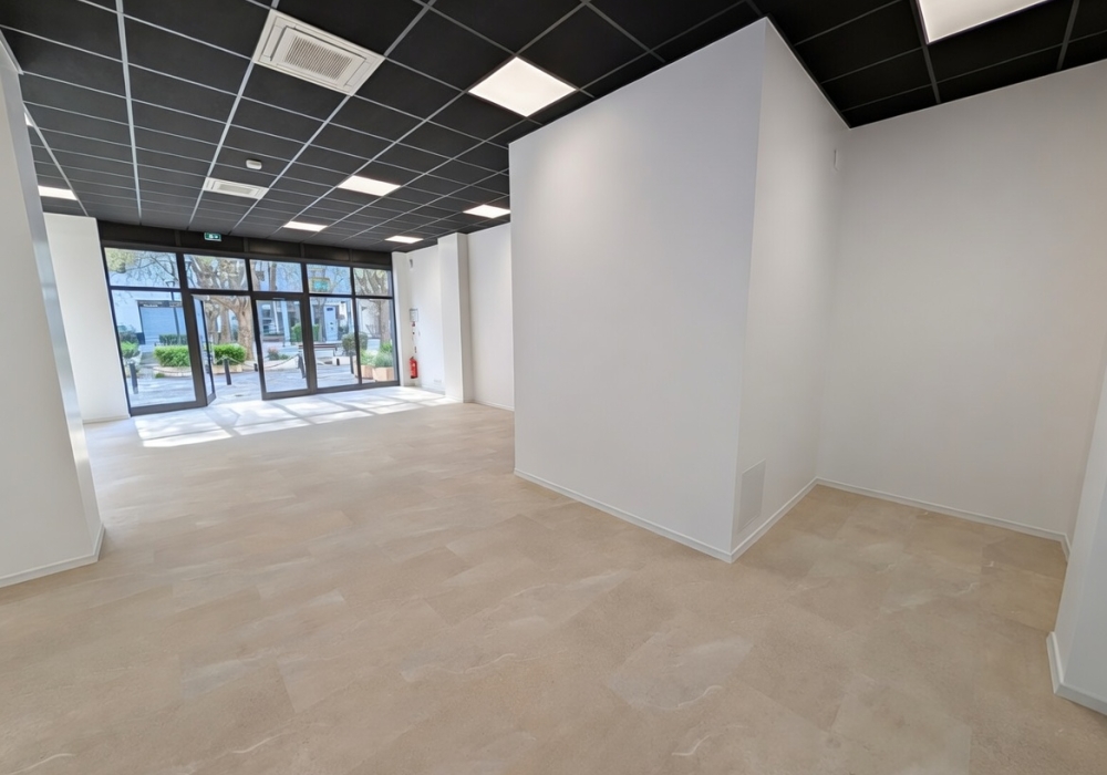 Local commercial / Bureau - Refait à neuf – 80 m² 