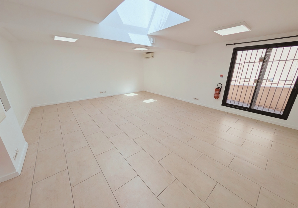 Local / Bureau à louer 42m² avec 1 parking privé - LE CANNET