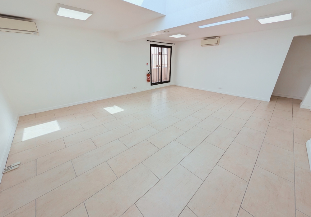 Local / Bureau à louer 42m² avec 1 parking privé - LE CANNET