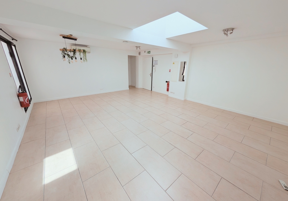 Local / Bureau à louer 42m² avec 1 parking privé - LE CANNET