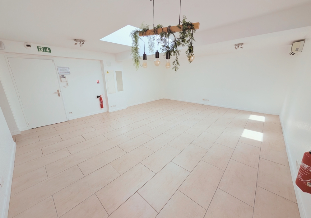 Local / Bureau à louer 42m² avec 1 parking privé - LE CANNET