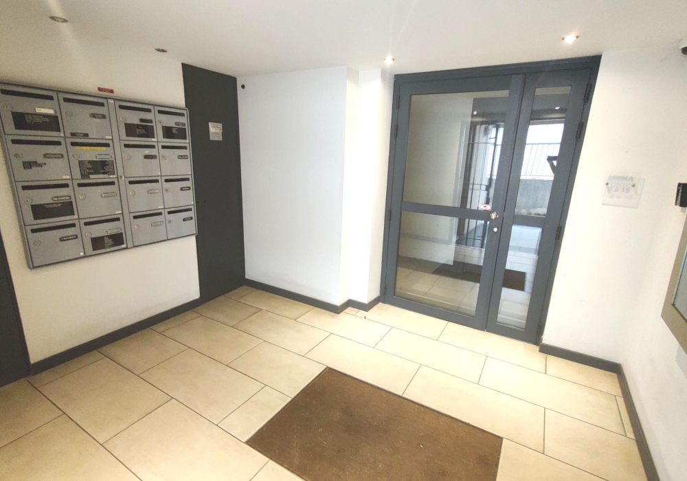 Local / Bureau à louer 42m² avec 1 parking privé - LE CANNET
