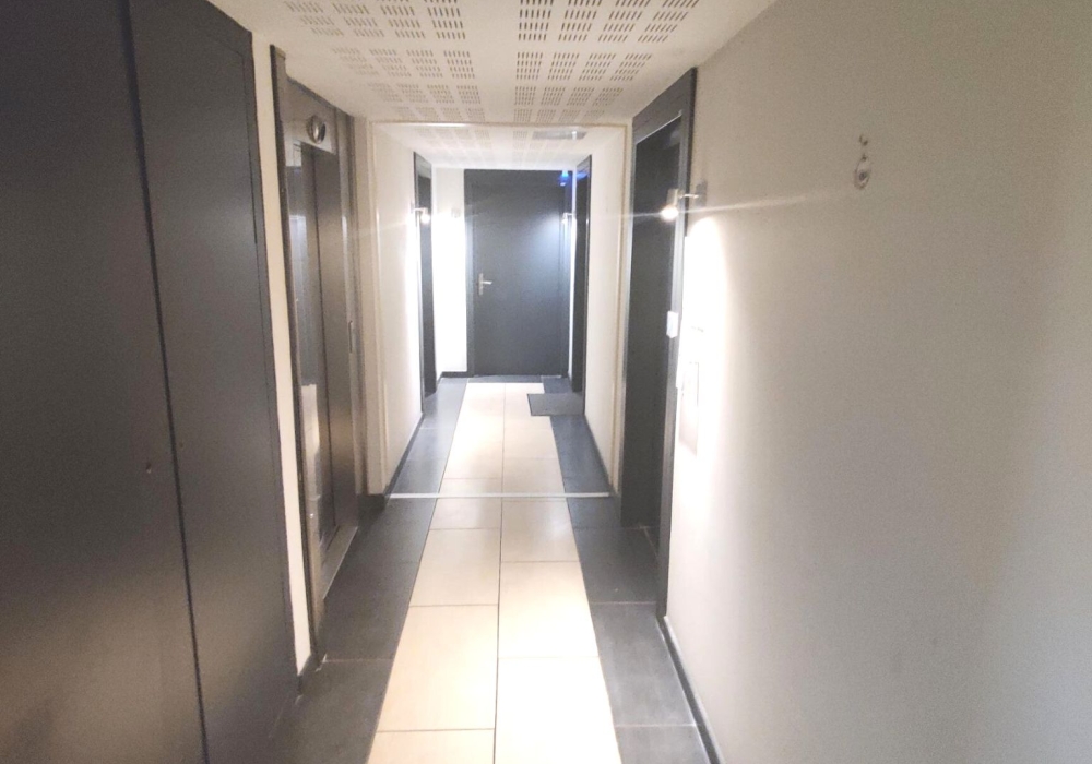 Local / Bureau à louer 42m² avec 1 parking privé - LE CANNET